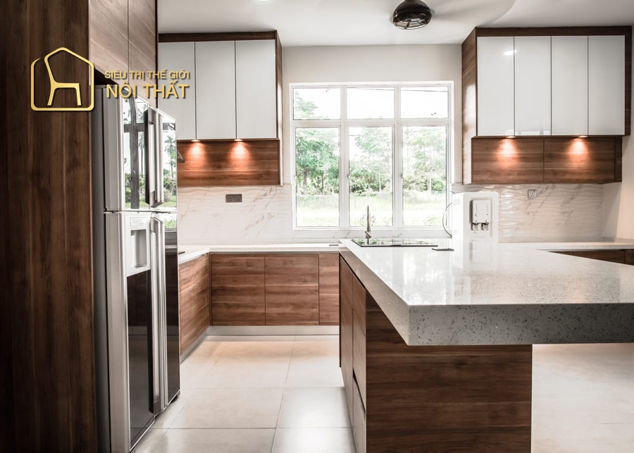 Nội thất nhà bếp giá rẻ - Tổng hợp 20 mẫu tủ bếp rẻ, bền đẹp 29 Thiết kế mẫu tủ bếp gỗ công nghiệp nhỏ gọn, màu gỗ nâu vàng mang lại vẻ đẹp ấm cúng cho không gian bếp có diện tích nhỏ.
