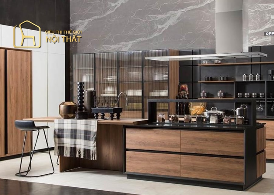 Nội thất nhà bếp giá rẻ - Tổng hợp 20 mẫu tủ bếp rẻ, bền đẹp 30 Mẫu tủ bếp dành cho nội thất nhà bếp giá rẻ bằng gỗ công nghiệp thiết kế chữ L màu vàng kết hợp với điểm nhấn là tấm kính ốp sạch sẽ.
