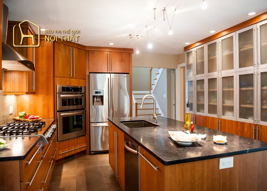 Nội thất nhà bếp giá rẻ - Tổng hợp 20 mẫu tủ bếp rẻ, bền đẹp 21 Mẫu tủ bếp thiết kế hình chữ L với chất liệu gỗ công nghiệp màu vàng nâu giúp tối ưu không gian bếp.