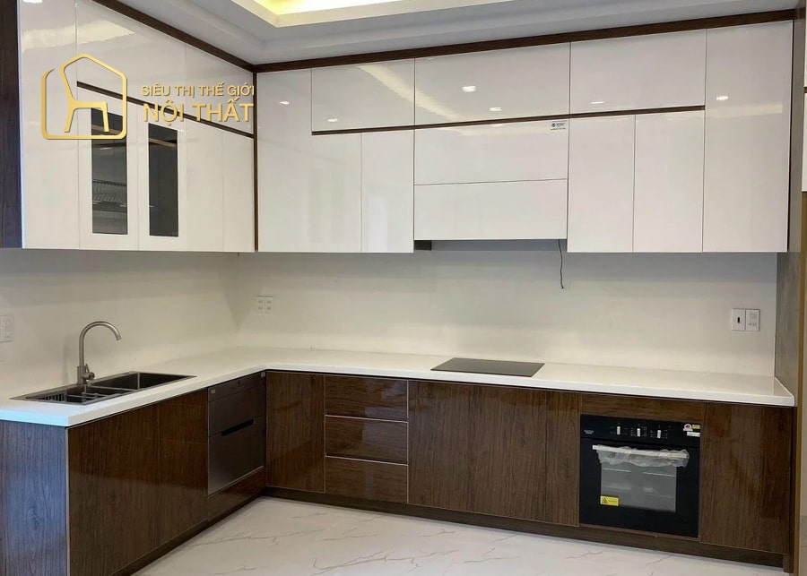 Các loại tủ bếp nhựa phổ biến, đẹp mắt cho nhà bếp của bạn 8 Mẫu tủ bếp nhựa chất liệu gỗ Acrylic tone màu trắng có độ bóng