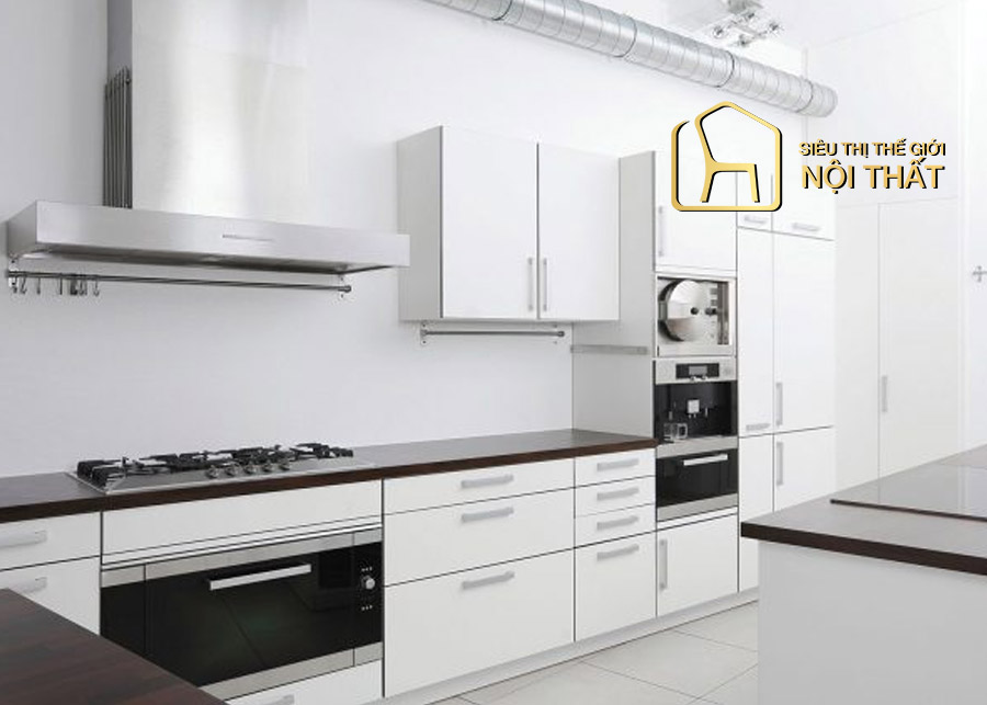 Tư vấn những mẫu tủ bếp đa năng đẹp cho mọi không gian 2022 4 Mẫu thiết kế tủ bếp với hệ thống kệ đa năng chất liệu acrylic kết hợp laminate tông màu trắng hiện đại cho căn bếp