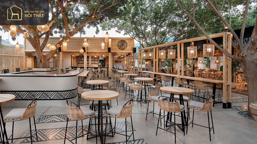10 Mẫu thiết kế quán cafe sân vườn hiện đại thu hút khách 2 Lối đi quán cà phê sân vườn rộng rãi thoải mái di chuyển