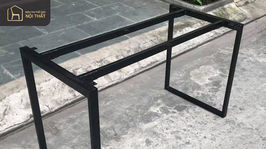 Top 30+ mẫu bàn làm việc đơn giản hot nhất 2023 23 Hình 23: Một khung chân bàn bằng sắt khi đã lắp ghép xong
