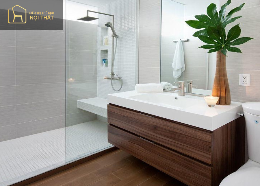 Thiết kế phòng tắm 4m2 có chất liệu kính để tăng độ rộng về mặt thị giác
