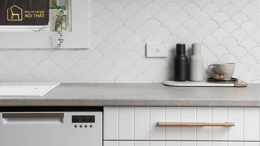 25+ Mẫu gạch vảy cá trang trí đẹp nhất hiện nay 1 Gạch mosaic vảy cá màu trắng kết hợp tủ bếp gỗ