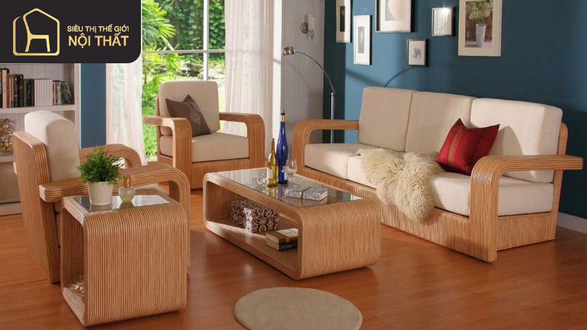 Bàn ghế gỗ công nghiệp gọn gàng, màu sáng đặt trong phòng khách hiện đại Bàn ghế gỗ công nghiệp gọn gàng, màu sáng đặt trong phòng khách hiện đại