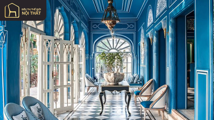 Trang trí vòm trong nhà có màu xanh dương, khung cửa nối liền với phần cầu thang Trang trí vòm trong nhà có màu xanh dương, khung cửa nối liền với phần cầu thang